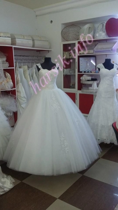 Wedding dress 530670409