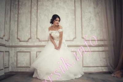Wedding dress 658047315